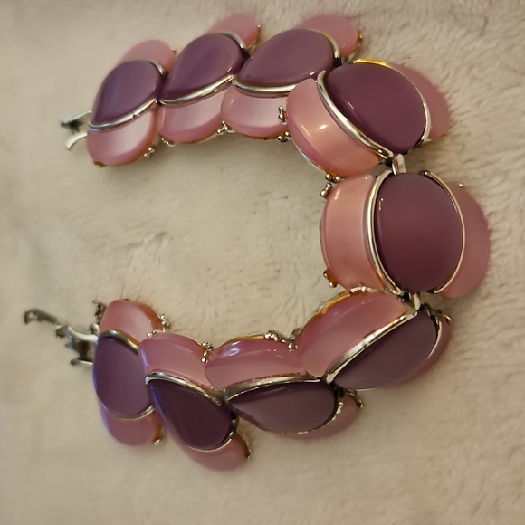 Vintage 1940s Pink and Purple Thermoset Moonglow Lucite Bracelet - Picture 2 of 8